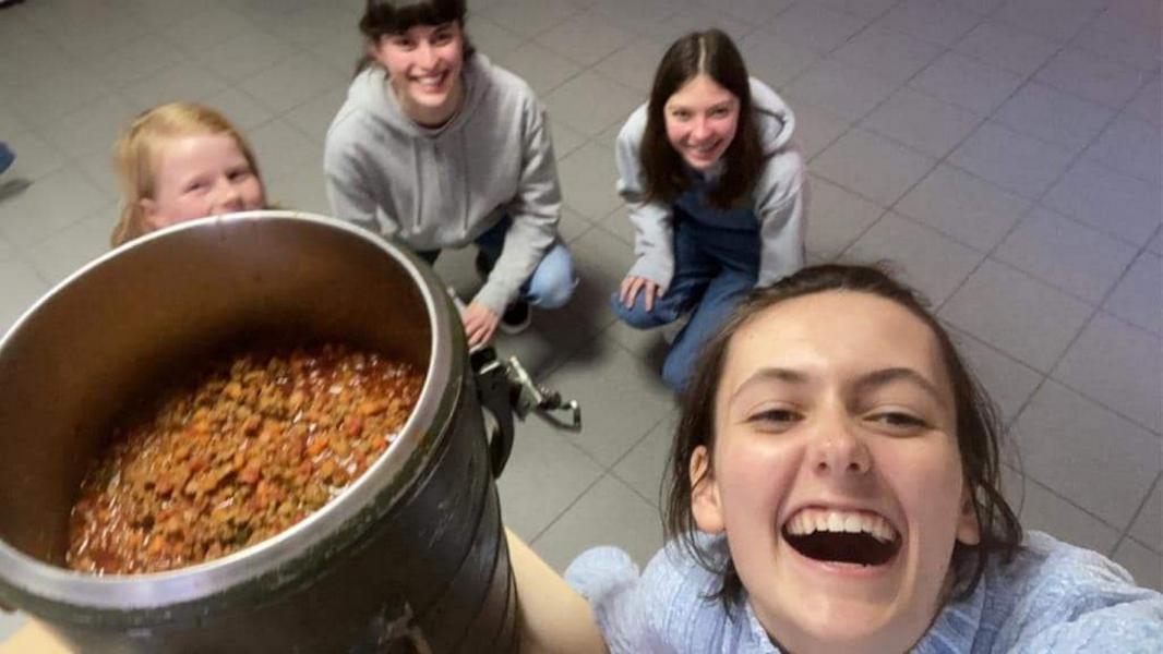 Inspirelli-leden rond de kookpotten 
