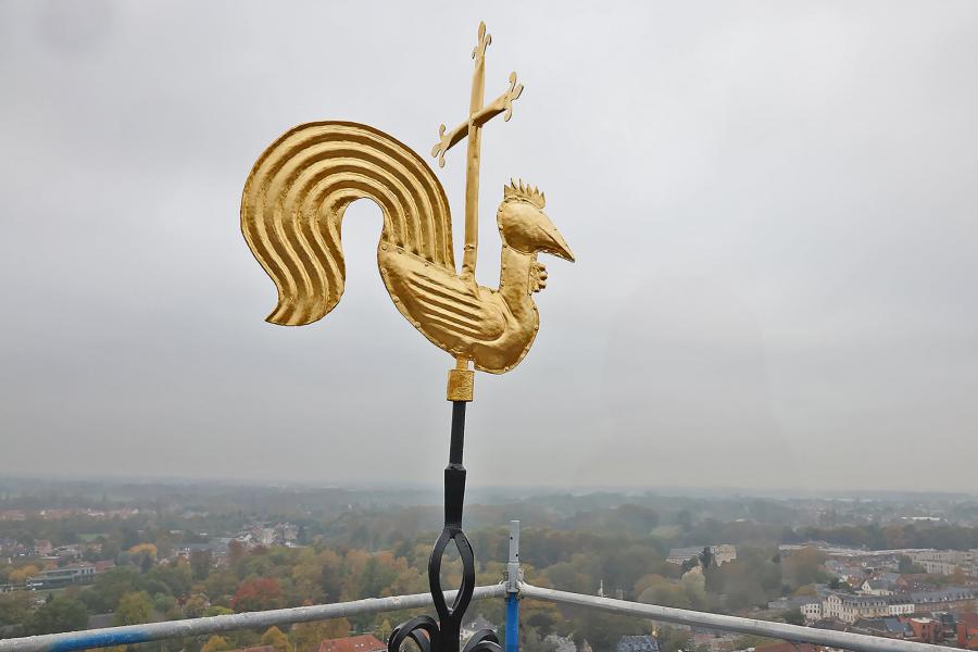 Wijding kruis, haan en bol van de vieringtoren van de Sint-Gummaruskerk © Sonia De Winter