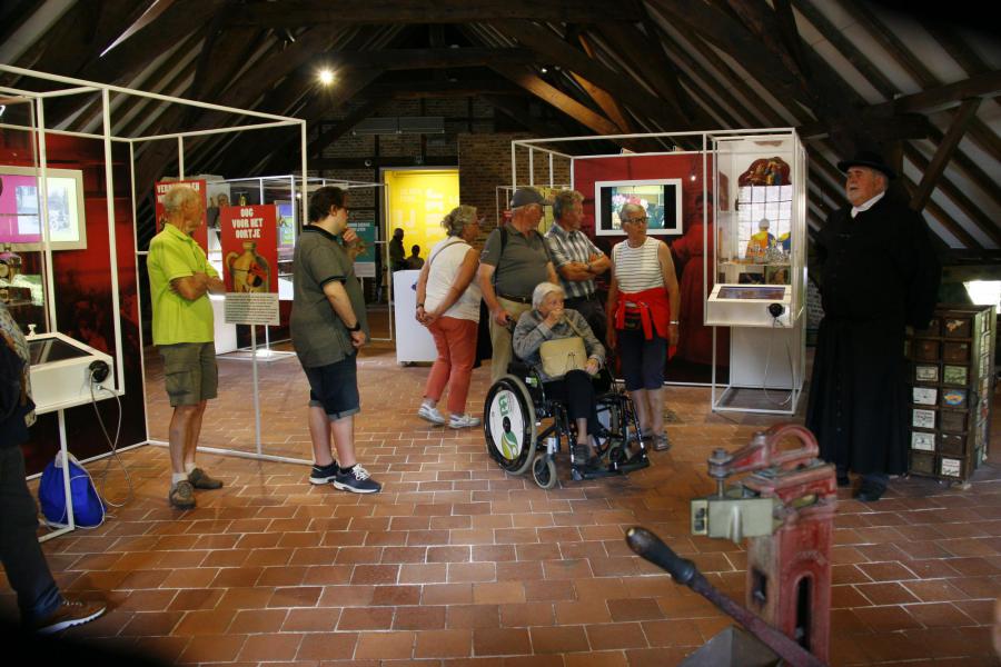 Samana Koningshooikt naar Hasselt - Rondleiding door 'meneer pastoor' in het Jenevermuseum 