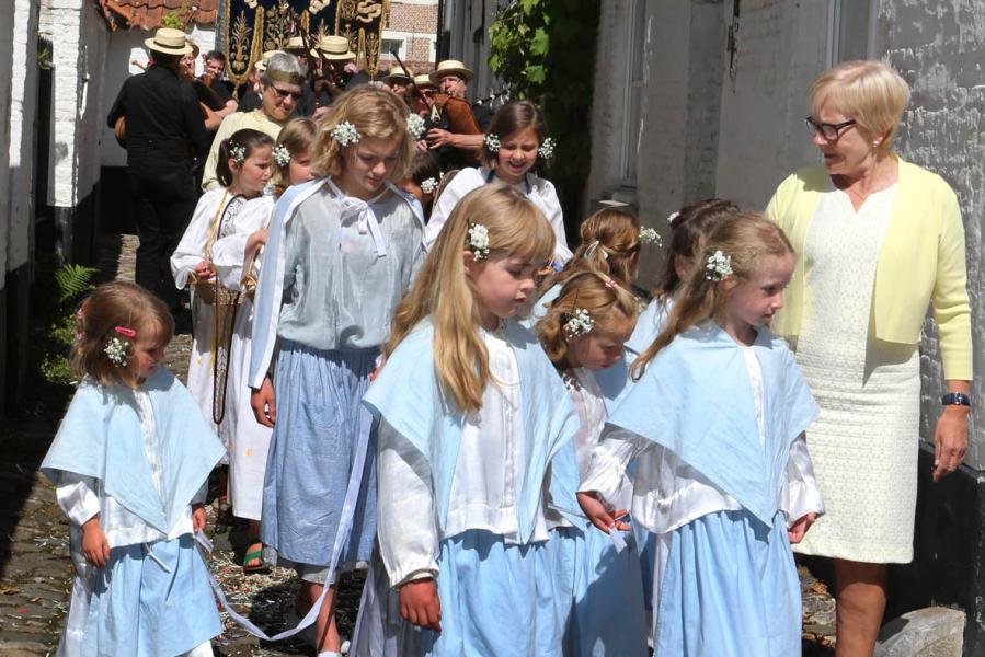 Mariale kinderprocessie in het begijnhof 