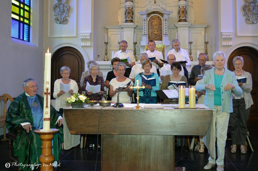 Een feestelijke viering in de kerk.