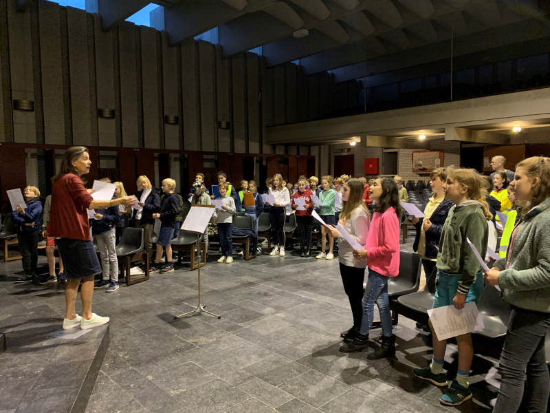 Tijdens de groepsactiviteit van 23 oktober werden de liederen van de vormselviering o.l.v. Dani Haverals aangeleerd 