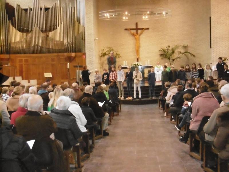 Met hun naamopgave bevestigden de vormelingen ‘Wij willen Jezus volgen, op ons kan je rekenen’ 