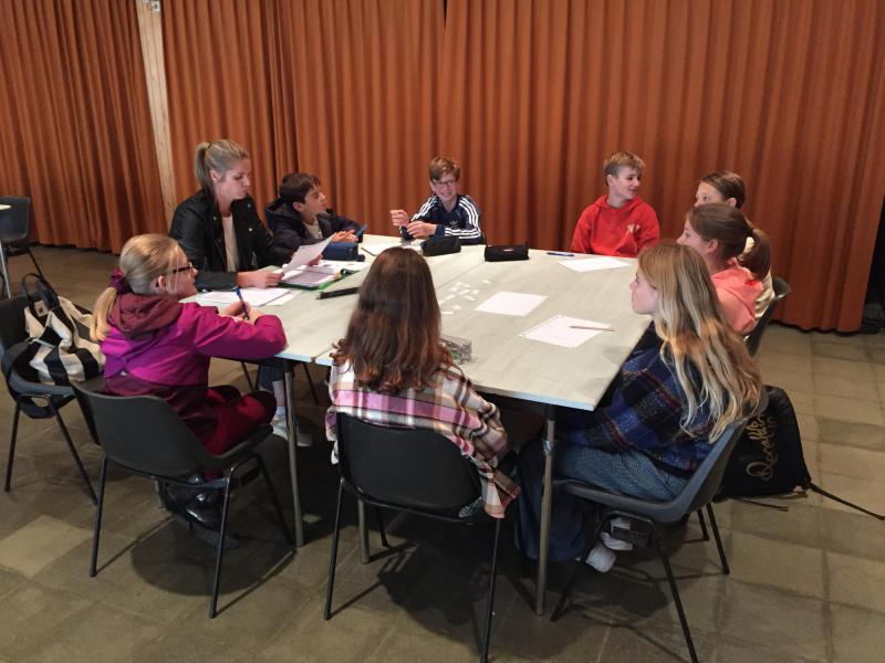 In kleine groepjes werden de symbolen van het vormsel door de catechist/e geduid 