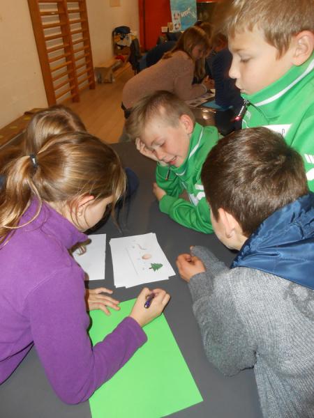 Vlijtige en ‘geest-ige’ vormelingen aan het werk in het kader van het thema “Geest-ig”. 
