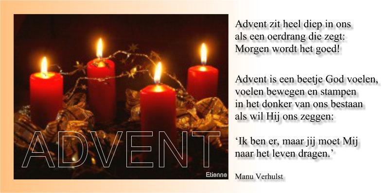 De adventskrans met zijn vier kaarsen. 