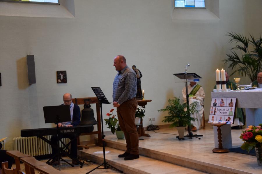 De zanger Geert Verschaeve van het Muziekhuis zong drie prachtige liederen met begeleiding van koster-organist Bernard Cosaert. 