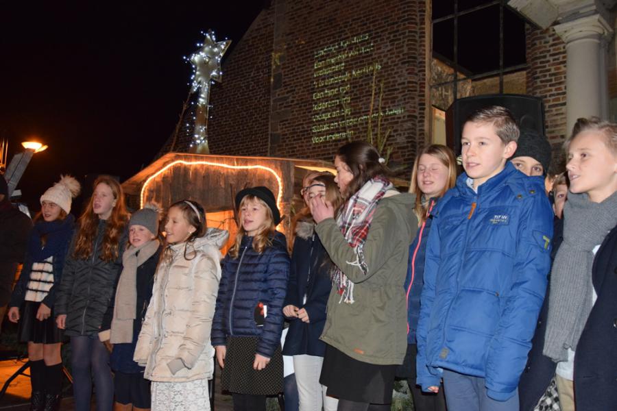 Leerlingen van VBA zongen mooie kerstliederen. 