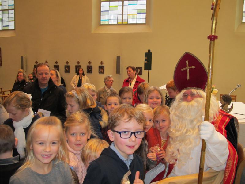 De Sint op bezoek in de kloosterkapel na de instapviering van de kandidaat eerstecommunicanten. 