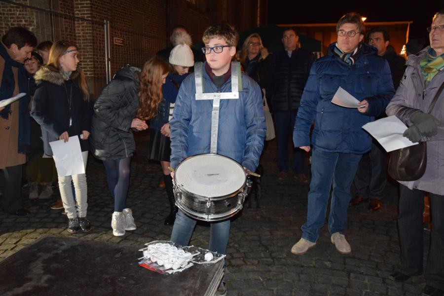 De trommeljongen offert zijn trommel aan het kerstekind. 