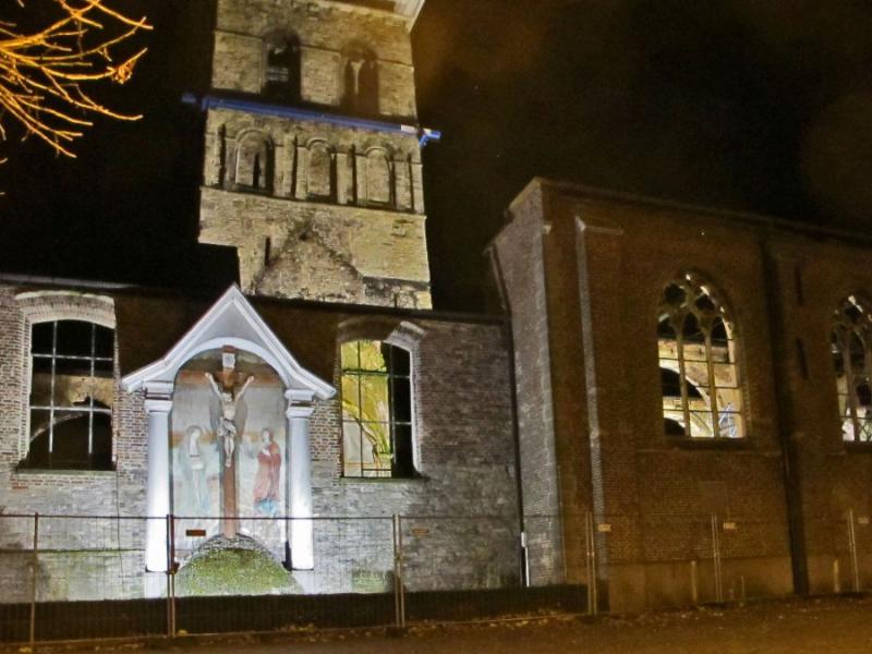 De verlichte ruïne van de afgebrande St.-Janskerk in Anzegem-Centrum. 