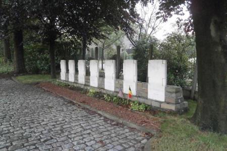 De 7 gedenktekens van de ter plaatse gefusilleerde weerstanders en medestanders. 
