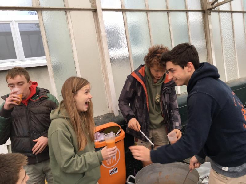 Na de misviering bood de Chiro warme lekkere soep aan voor de aanwezige 