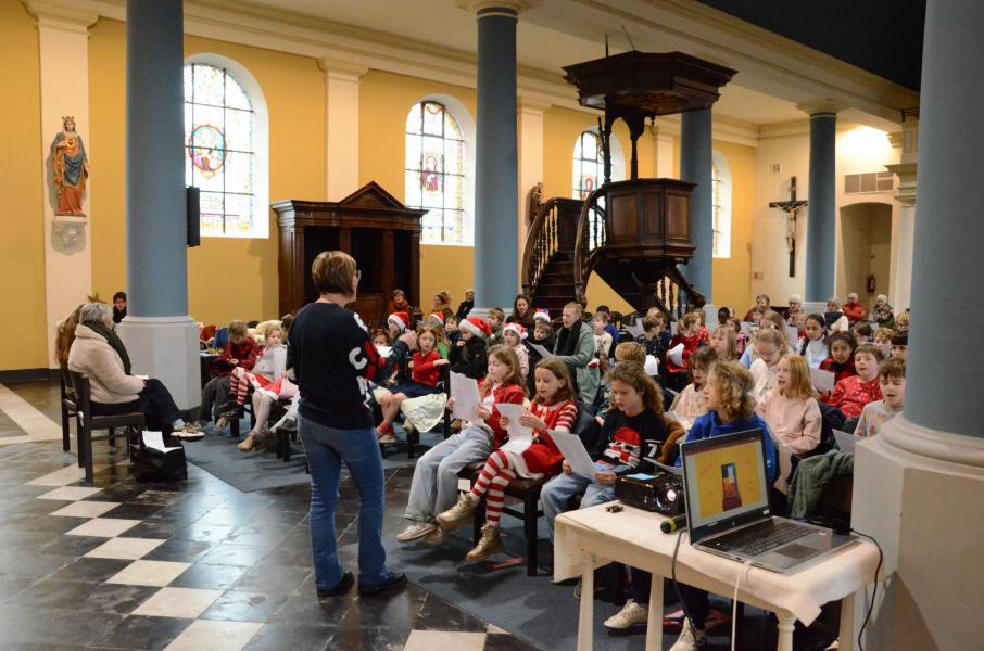 Advent- en Kerstviering door de leerlingen van de Sint-Jorisschool 