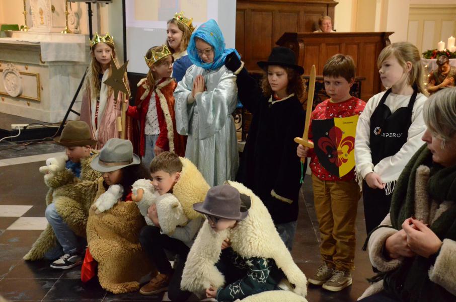 Advent- en Kerstviering door de leerlingen van de Sint-Jorisschool 