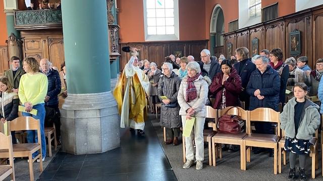 Paaszondag in de Sint-Lambertuskerk te Oedelem 