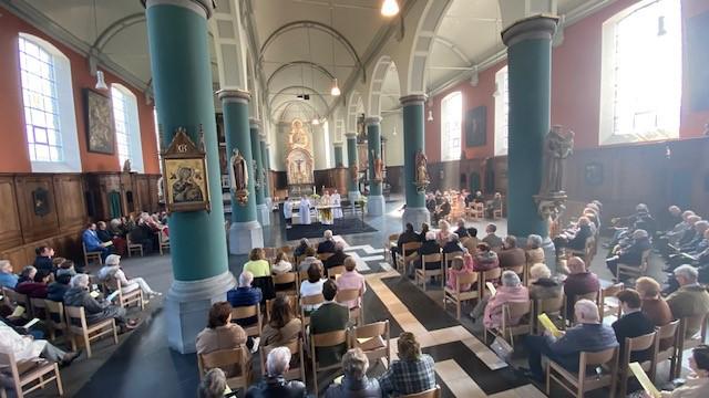 Paaszondag in de Sint-Lambertuskerk te Oedelem 