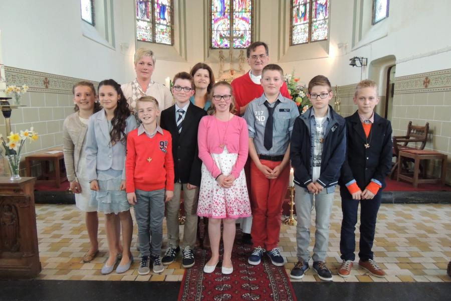 De vormelingen van Driekapellen in de kerk van Nieuwkapelle.