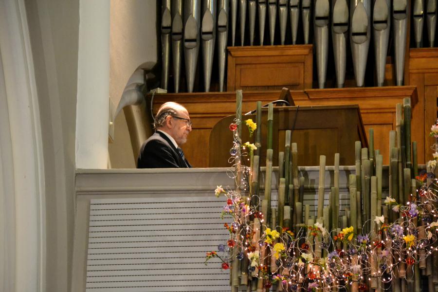 Luc Vandenabeele aan het klavier van zijn geliefde orgel