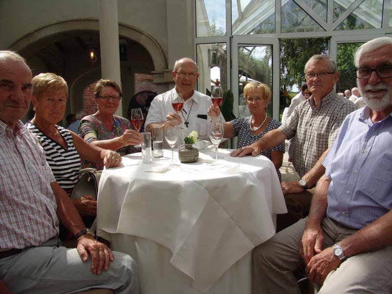 Het glas heffen op 65 jaar OKRA