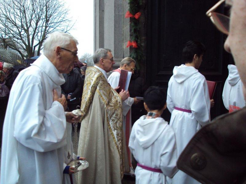 Deken Wilfried Aneca opent de Heilige Deur van de Sint-Salvatorskerk