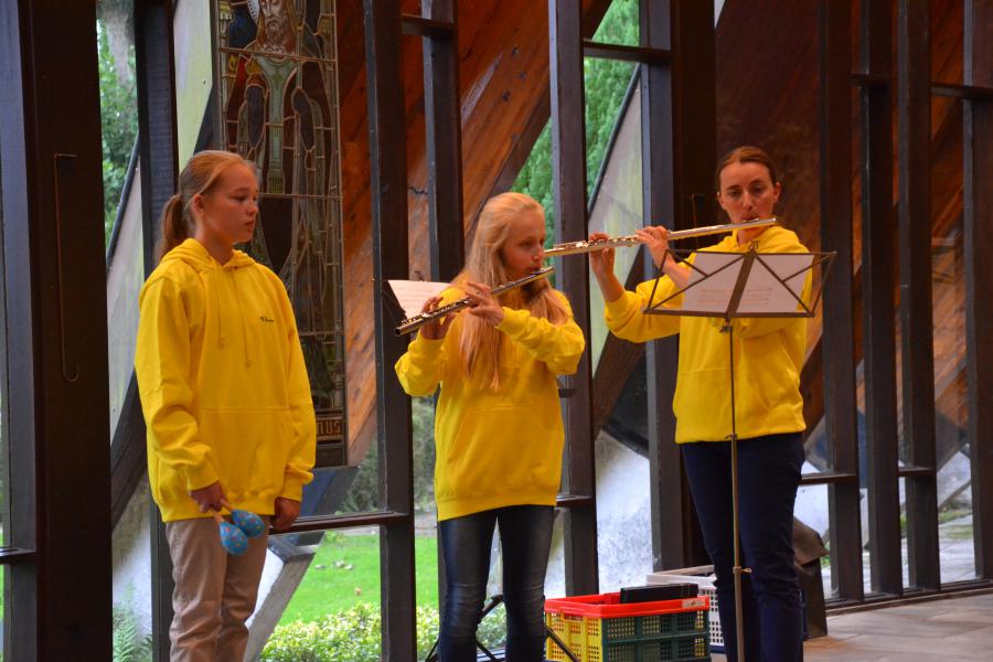 Karen als muzikante en medeverantwoordelijke van de Plussers