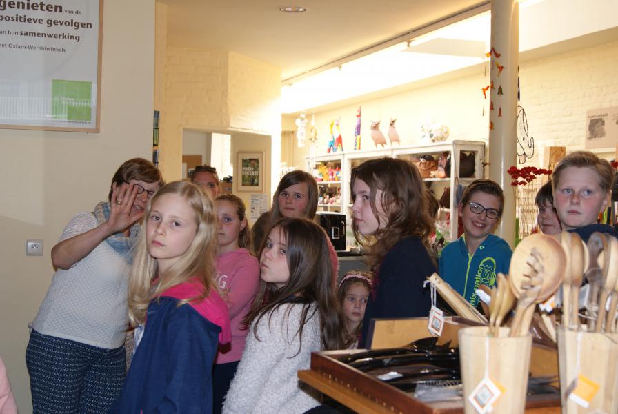 De vormelingen luisteren geïnteresseerd