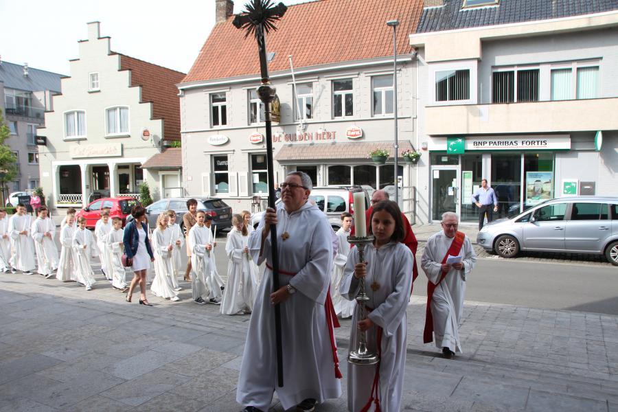 In processie naar de Sint-Michielskerk