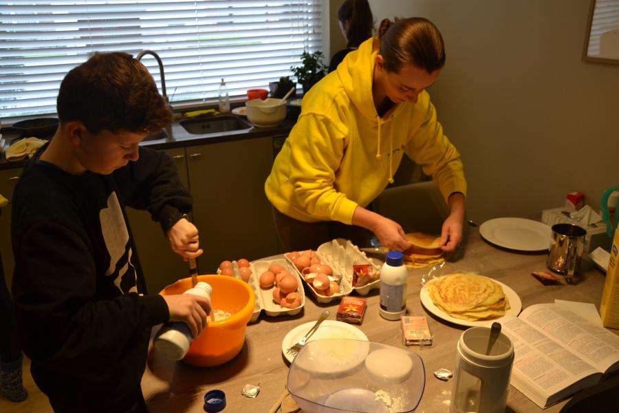 Nog een portie deeg en ondertussen pannenkoeken tellen