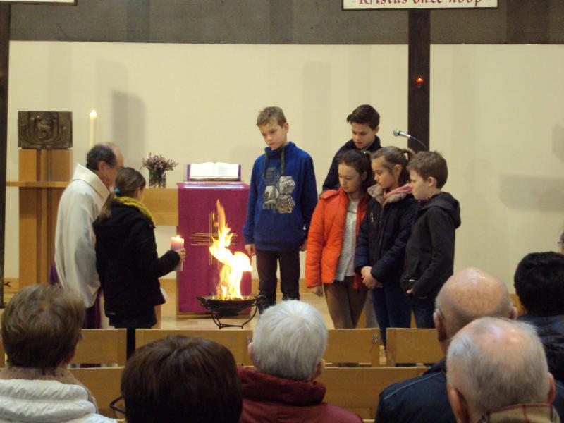 Ook in de St.-Pieterskerk worden takjes verbrand.