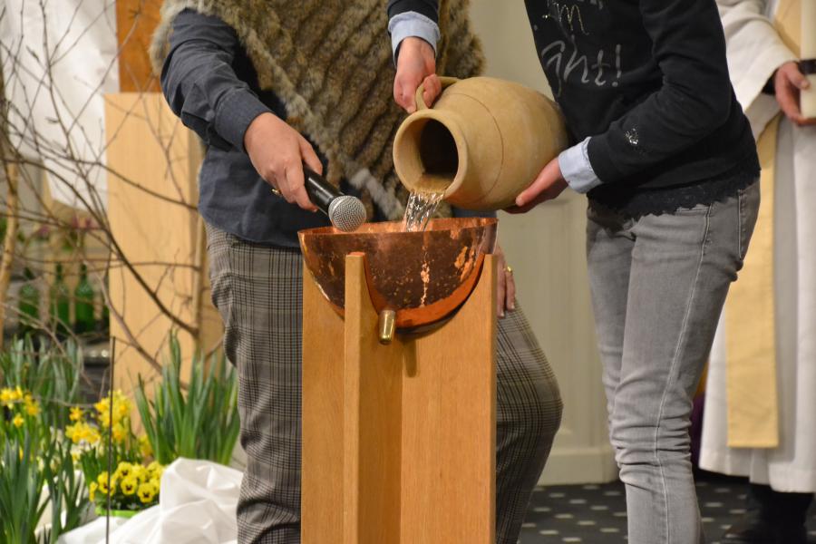 Paaswake: wijding van het levende doopwater
