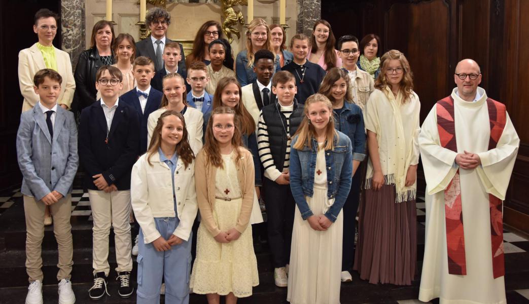18 vormelingen in de Sint-Lambertuskerk te Oedelem op zaterdag 22 april 