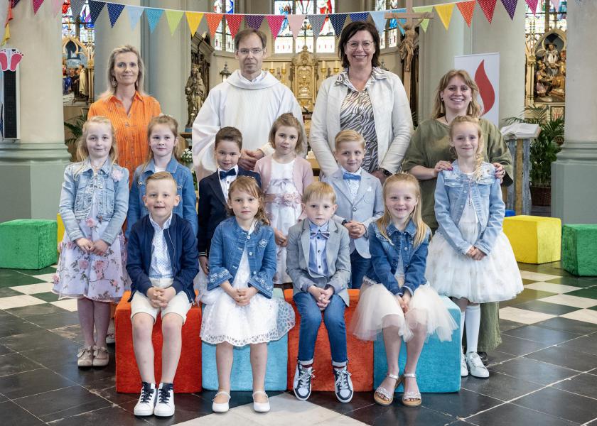 Eerste communie voor 10 kinderen van Sint-Elooi in de Sint-Amanduskerk op zaterdag 13 mei om 14 u 