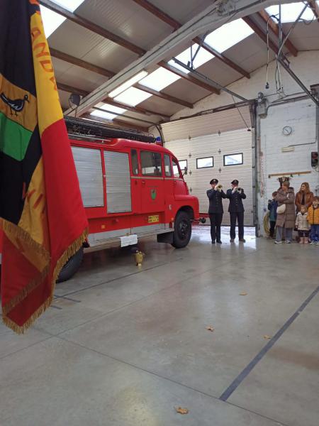 Zegening voor oude dienstwagen 'Bedford' tijdens Sint-Barbarafeest 