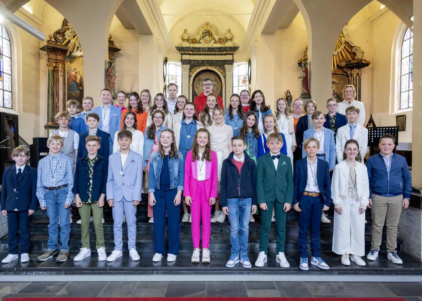 Vormselviering voor 33 vormelingen van De Regenboog op zaterdag 29 april om 16 u. met vormheer E.H. Filiep Callens. 