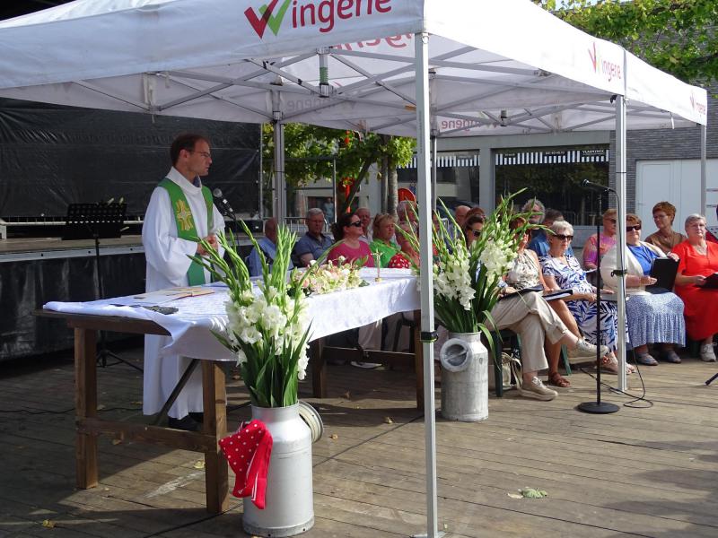 Eucharistieviering op het kerkplein in Wingene 