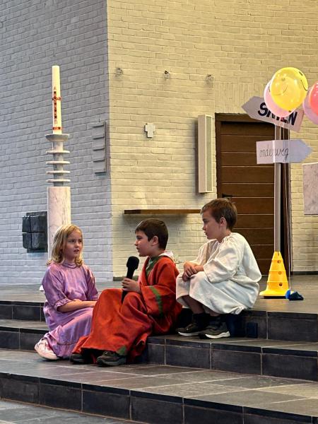 Schoolviering "Samen onderweg" van de Regenboogschool 