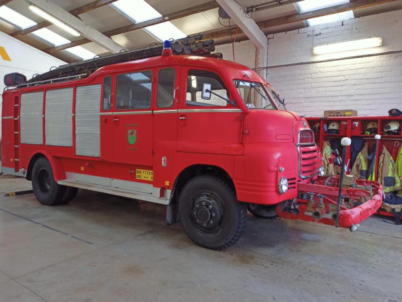 Zegening voor oude dienstwagen 'Bedford' tijdens Sint-Barbarafeest 