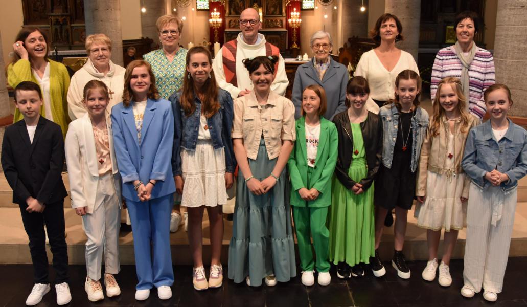 10 vormelingen in de Sint-Amanduskerk te Beernem op zaterdag 22 april 