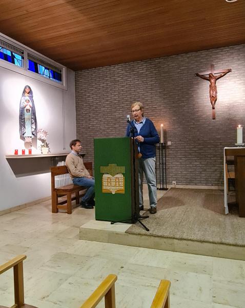 de rozenkrans bidden in het klooster 