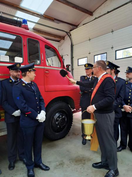 Zegening voor oude dienstwagen 'Bedford' tijdens Sint-Barbarafeest 