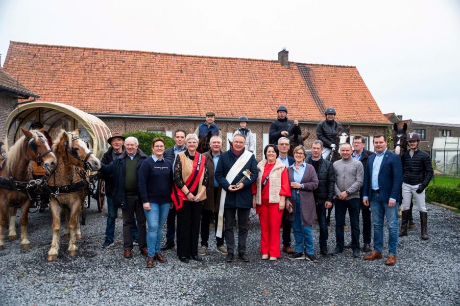 Paardenzegening voor Sint-Elooisvierders van Sint-Jan Wingene 