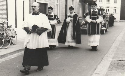 Foto van een begrafenisstoet uit de jaren 60. Het witte gebouw achteraan zou het oude stadhuis van Wingene zijn 