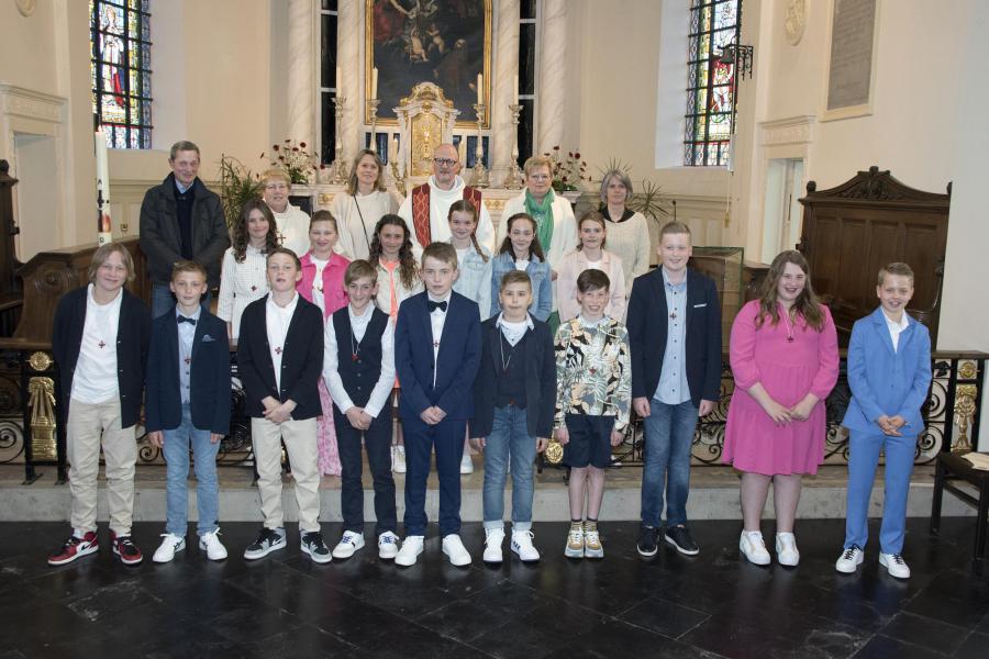 16 vormelingen in de Sint-Joriskerk te Beernem op zaterdag 22 april 