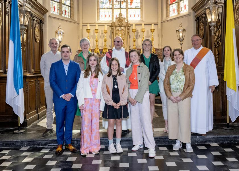 Vormselviering voor 20 vormelingen van de wijkscholen op zondag 30 april om 9 u. met vormheer E.H. Edouard Van Maele – hier Sint-Jan 