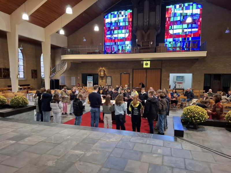 Vormelingen van Zwevezele op weg naar hun vormsel 