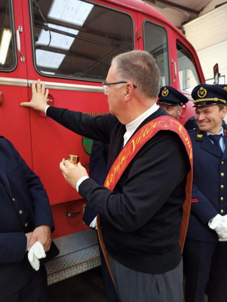 Zegening voor oude dienstwagen 'Bedford' tijdens Sint-Barbarafeest 