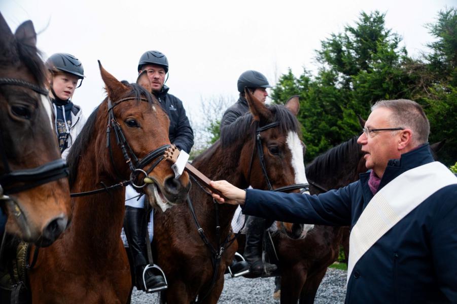 Paardenzegening voor Sint-Elooisvierders van Sint-Jan Wingene 