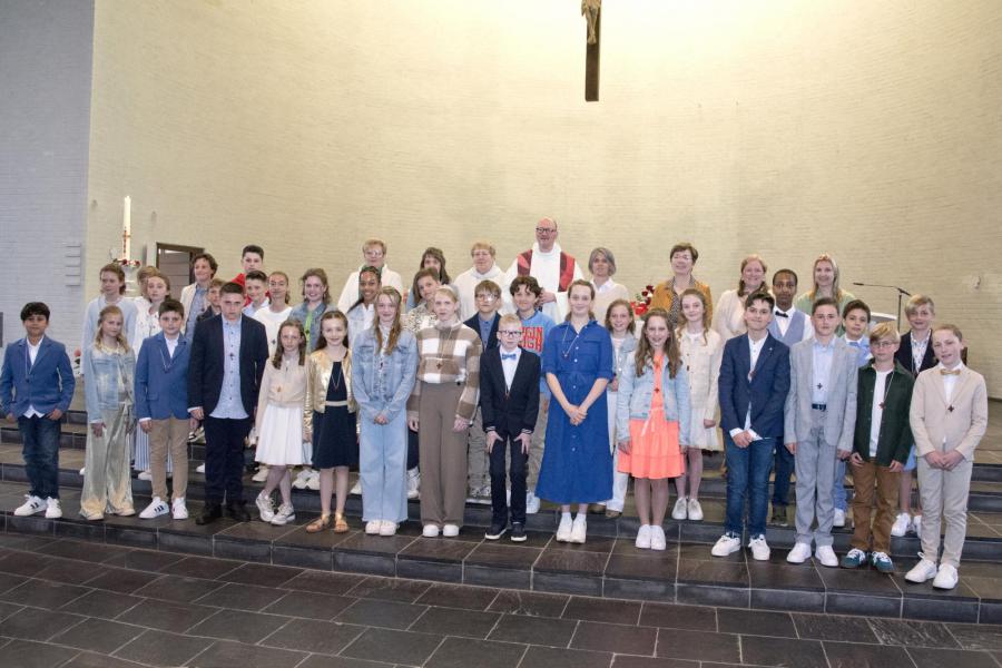 34 vormelingen in de Heilige-Maria-Moeder-Godskerk op zondag 23 april 