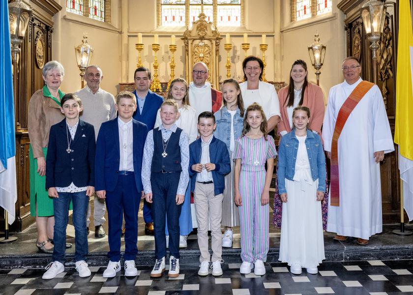 Vormselviering voor 20 vormelingen van de wijkscholen op zondag 30 april om 9 u. met vormheer E.H. Edouard Van Maele – hier Sint-Elooi 